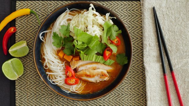 Asijská polévka pikantních chutí zahřeje zvláště v zimních měsících