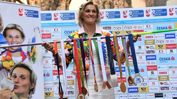 Oštěpařka Barbora Špotáková s medailemi zavěšenými na oštěpu