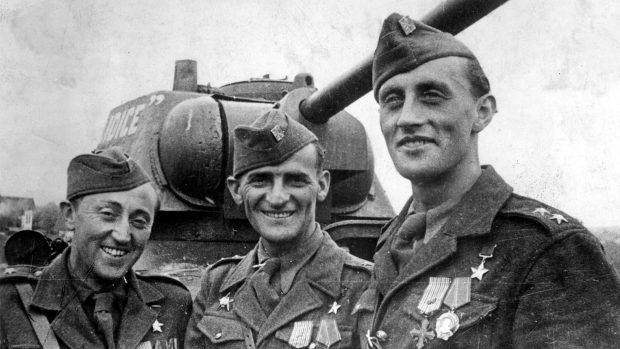Antonín Sochor (vlevo), Josef Buršík (uprostřed) a Richard Tesařík byli za boje při osvobození Kyjeva vyznamenání Zlatou hvězdou Hrdiny Sovětského svazu