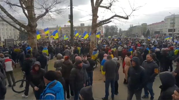 V jihoukrajinském Chersonu se účastní protestů tisíce lidí