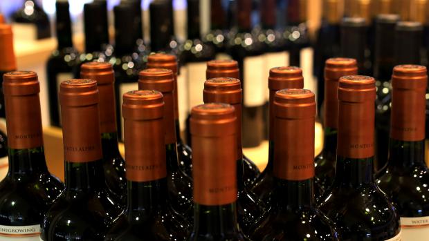 Lahve chilského vína na letišti v Santiagu. V zemi se pěstují jedny z nejkvalitnějších vín světa.