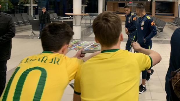 Fanoušci se snaží získat podpisy brazilských fotbalistů
