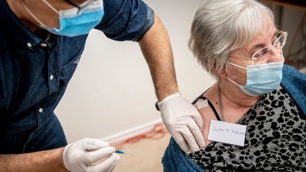 První ženou, která v Dánsku dostala vakcínu proti covidu-19, se stala 83letá Jytte Margrete Frederiksenová