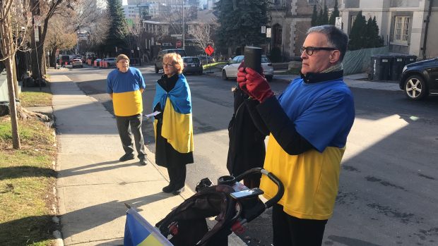 „12. března jsem se vzbudil a viděl ve zprávách, že na Ukrajině dopadly bomby na porodnici a zabily děti. V tu chvíli jsem si uvědomil, že vyvěsit ukrajinské vlajky nestačí. Taky jsem viděl záběry zkrvaveného dětského kočárku – proto sem chodím s kočárkem natřeným na červeno a v červeně zbarvených rukavicích. Symbolizuje to krev Ukrajinců,“ popsal Serge Sasseville