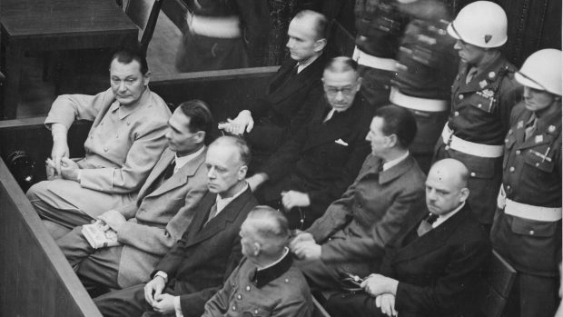 Představitelé nacistického Německa před Norimberským tribunálem. Dolní řada zleva: Hermann Göring, Rudolf Heß, Joachim von Ribbentrop, Wilhelm Keitel. Druhá řada zleva: Karl Dönitz, Erich Raeder, Baldur von Schirach, Fritz Sauckel