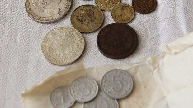 Pražský hrad ukrýval vzkazy pro další generace, historické mince i noviny. Našli je při rekonstrukci