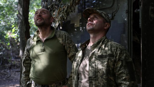 Ukrajinští vojáci sledují oblohu, aby odhalili drony