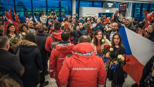 České záchranáře vítali na pražském letišti i Turci žijící v Česku