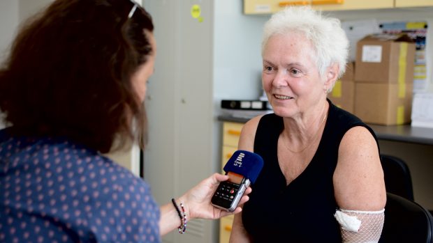 Eliška Lišková, které doktoři zjistili nádor na plicích před třemi lety, třikrát prodělala chemoterapii, pak se dostala do klinické studie a začala se léčit Mitotamem.