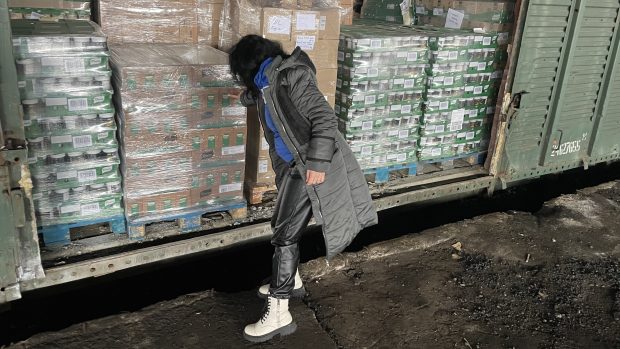 S dodávkami humanitární pomoci na Ukrajinu Člověku v tísni pomáhá organizace Právo na obranu.