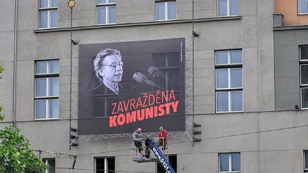 Plakát sdružení Dekomunizace, kerý vyvěsila Městská část Praha 2