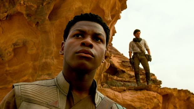 John Boyega a Oscar Isaac ve snímku Star Wars: Vzestup Skywalkera
