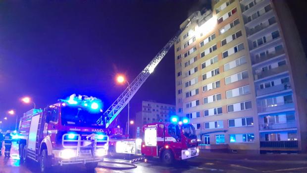 Hasiči likvidují požár v 11. patře domu v Kročehlavech v Kladně