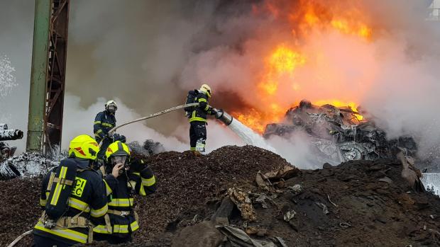 Středočeští hasiči zasahují při požáru autovrakoviště