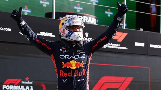 Max Verstappen slaví zisk pole position na domácí Velké ceně Nizozemska
