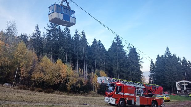 Ze druhé kabiny lanovky hasiči vyprostili 14 lidí