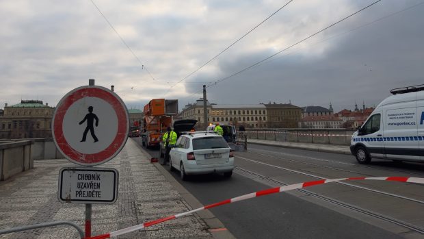 Pražští silničáři od středečního rána provádějí zátěžové zkoušky na Mánesově mostě v centru města