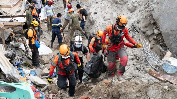 Záchranáři odnášejí tělo z vesnice Masara, kterou zasáhl sesuv půdy, ve městě Maco v provincii Davao de Oro na jihu Filipín