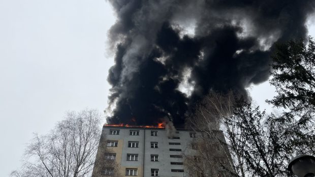Požár panelového domu v Českém Těšíně