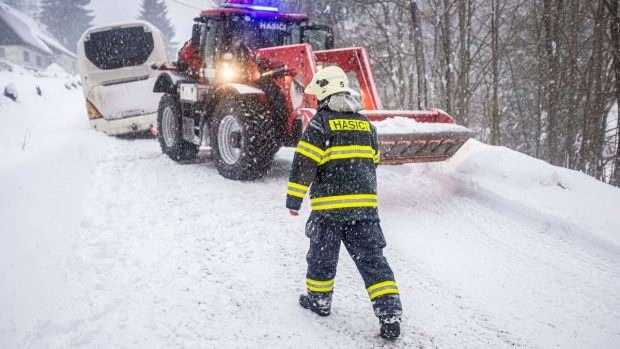 Sníh přidělal v neděli hasičům práci a komplikoval i dopravu