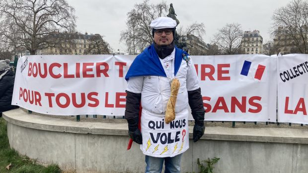 Pekař William přijel na protest z města Vienne, zhruba pět hodin cesty autem od Paříže