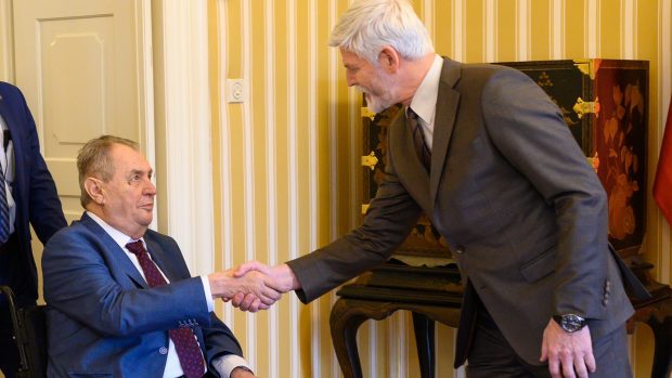 Dosluhující prezident Miloš Zeman si potřásá ruskou se svým nástupcem Petrem Pavlem v Lánech