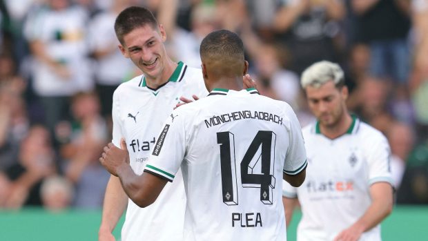 Tomáš Čvančara z Mönchengladbachu slaví svůj gól v prvním kole německého poháru