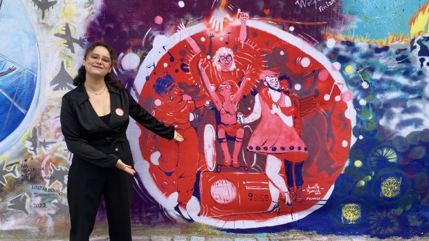 Francouzská umělkyně Annaelle Bouardová se svou malbou na nafukovaci Lennonově zdi