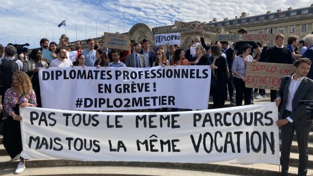 Francouzští diplomaté stávkují proti Macronově nové reformě