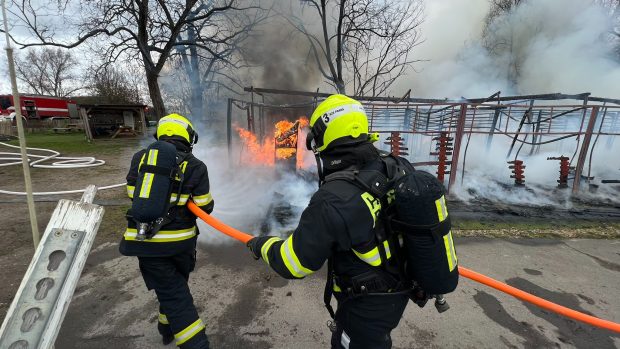 Hasiči Praha při zásahu u požáru stájí na Císařském ostrově v Praze