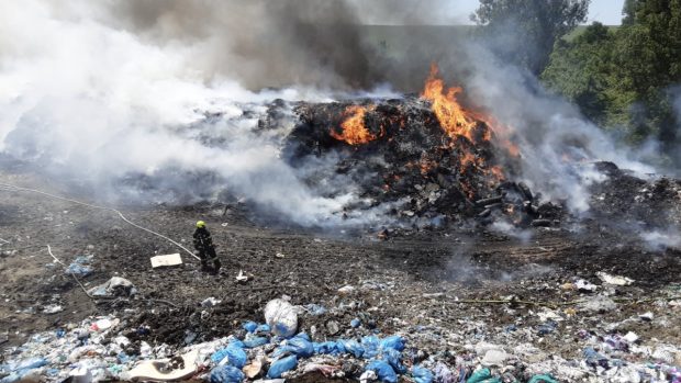 Hasiči zasahovali u požáru skládky s nebezpečným odpadem