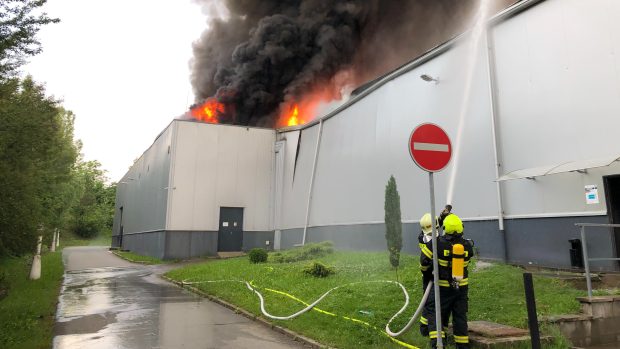 Ve Ždánicích na Hodonínsku hoří jedna z průmyslových hal