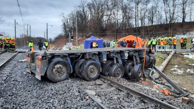 U Bohumína se srazil vlak s nákladním autem