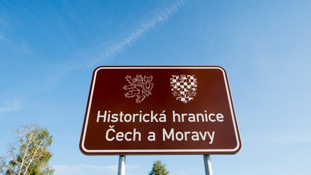 Na silnici v obci Kukle na Svitavsku instalovali na podzim 2020 tabule připomínající historickou hranici Čech a Moravy