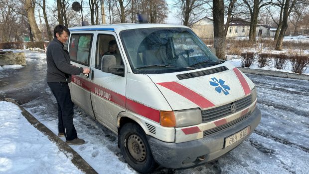 Nově dodané vybavení mohou ukrajinští zubaři přepravovat díky darované sanitce