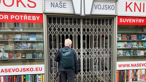 Policie zasahovala v pražském obchodě nakladatelství Naše vojsko