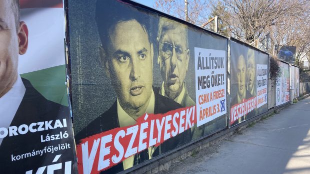 Maďarská zeď pokrytá předvolebními plakáty