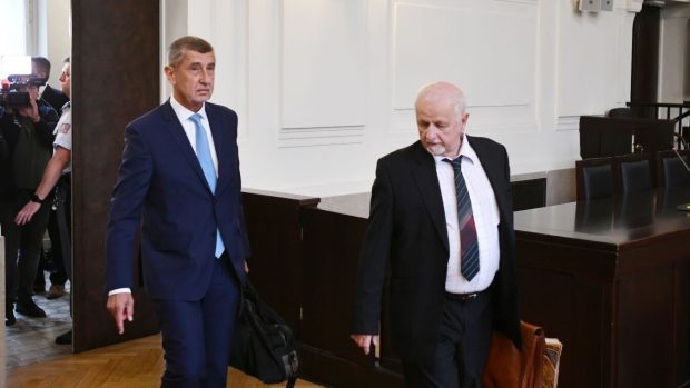 Bývalý premiér Andrej Babiš z hnutí ANO v doprovodu svého advokáta Eduarda Bruny