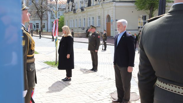 Petr Pavel a Zuzana Čaputová uctili položením věnců při návštěvě Kyjeva padlé obránce Ukrajiny