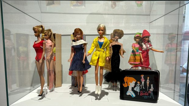 Kromě ikonické Barbie panenky v bíločerných plavkách je na výstavě i mnoho známých osobností