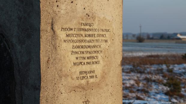 Na 70. výročí pogromu tehdejší prezident Bronisław Komorowski žádal o odpuštění. O necelé dva měsíce někdo pomník pomaloval svastikou a nápisem „za Jedwabne se neomlouvám“.