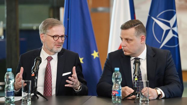 Nově jmenovaný šéf Národního bezpečnostního úřadu Jan Čuřín a premiér Petr Fiala