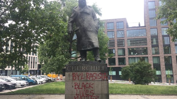 Pomalovaný pomník Winstona Churchilla na náměstí Winstona Churchilla v Praze 3