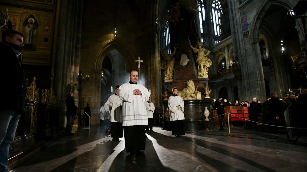 Na bohoslužbu v katedrále svatého Víta zamířil končící prezident Zeman. Dorazil i Babiš s Pavlem