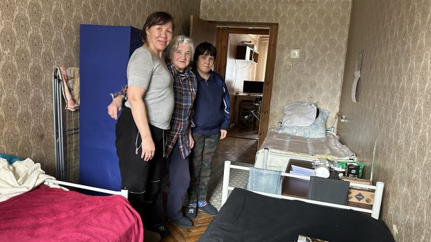 Ženy spolu sdílejí jeden z bytů na kyjevském sídlišti, druhý sociální organizace pořídila pro muže bez domova