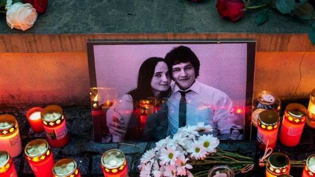 Fotografie ze vzpomínkové akce na zavražděného slovenského novináře Jána Kuciaka a jeho snoubenku Martinu Kušnírovou