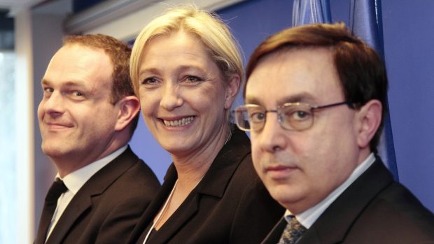 Jean-François Jalkh (vpravo) po boku Marine Le Penové a Steeva Brioise z Národní fronty