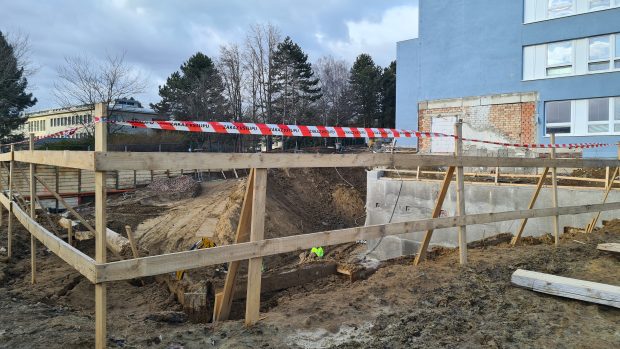 Stavba u školy začala loni v září, rok poté, co se žáci do budovy nastěhovali