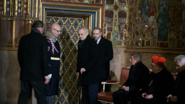 Prezident republiky Miloš Zeman jako jeden z klíčníků při vyzvednutí korunovačních klenotů z korunní komory na Pražském hradě v lednu 2018