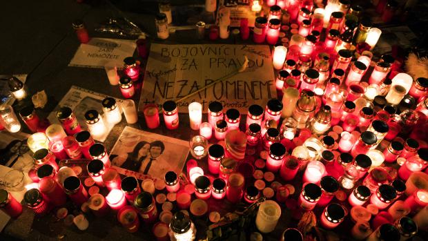 Lidé na Václavském náměstí pokládají svíce na pietním shromáždění pro zavražděného slovenského novináře Jána Kuciaka a jeho snoubenku.